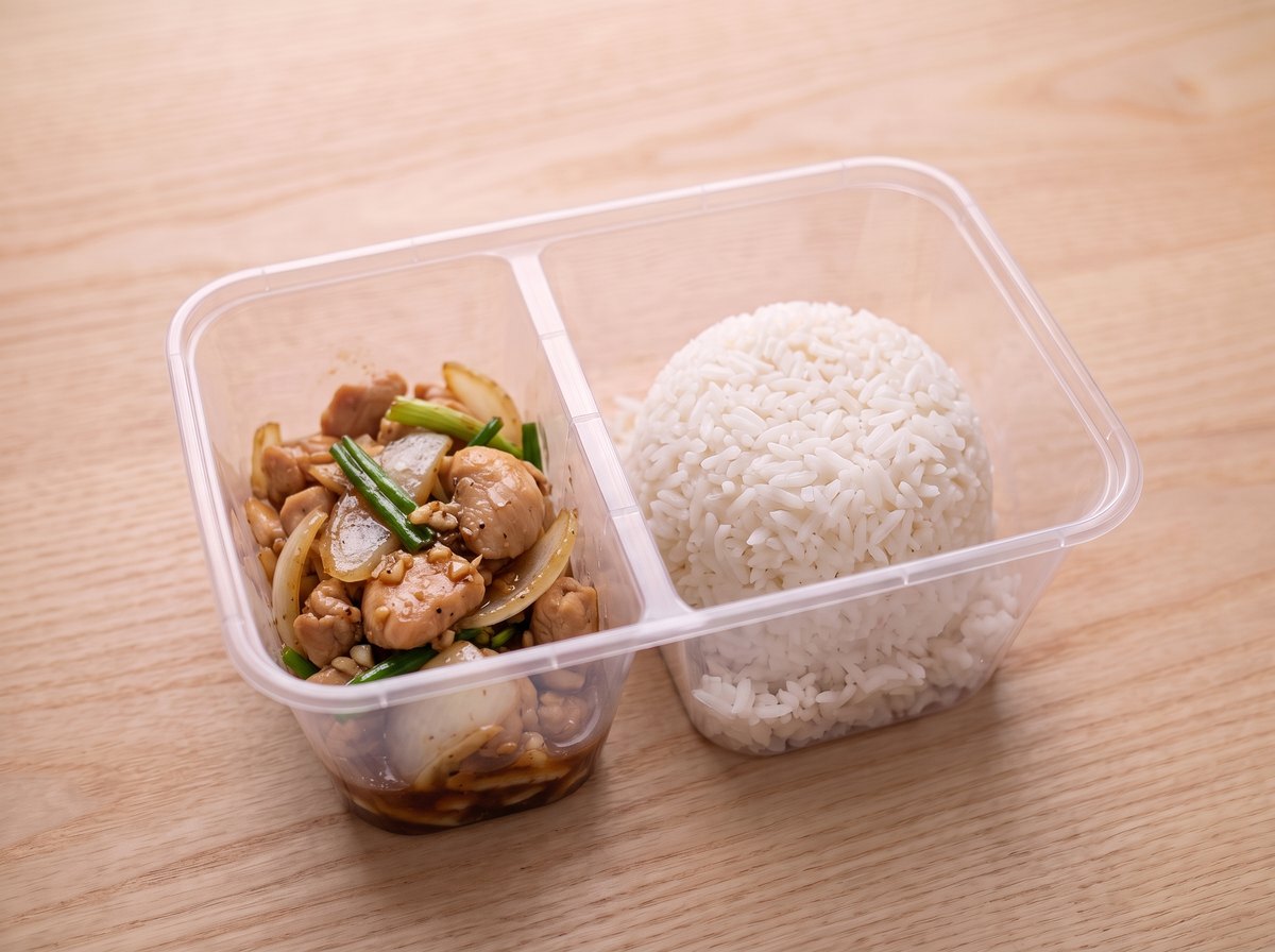 ข้าว ไก่/หมูผัดน้ำมันหอย ในกล่องข้าวสองช่อง